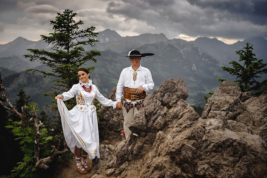 Wesele goralskie - zdjęcie pary młodej na tle góralskiego krajobrazu Tatr i Zakopanego - 016