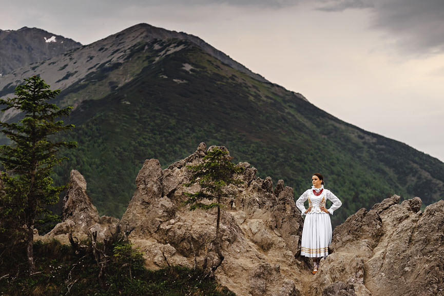 Ślub góralski - zdjęcie pary młodej na tle tradycyjnego góralskiego terenu w Zakopanym i okolicy Tatr - 034