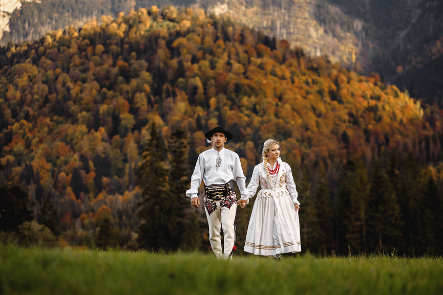 Sesja ślubna Zakopane, Tatry - zdjęcie pary młodej wykonującej sesję zdjęciową na tle górskiego krajobrazu - 045