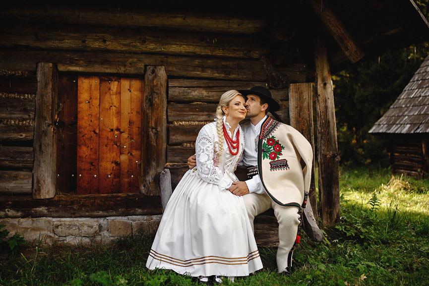 Wesele góralskie - zdjęcie pary młodej w tradycyjnych góralskich strojach - 061