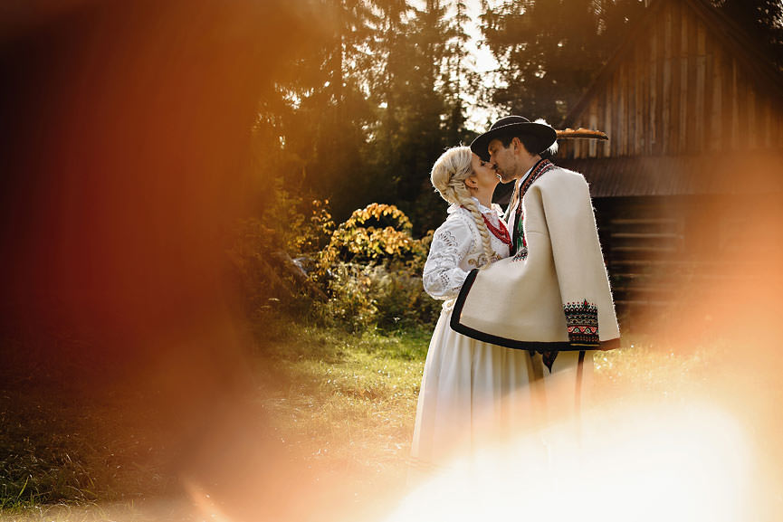 Ślub góralski - zdjęcie pary młodej na tle tradycyjnego góralskiego terenu w Zakopanym i okolicy Tatr - 082