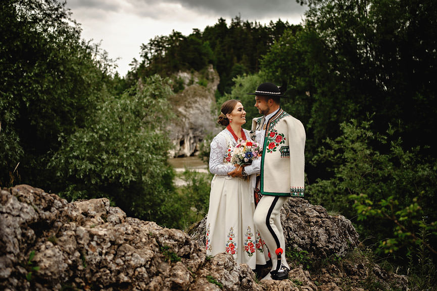 Góralskie wesele - zdjęcie, fotograficzny kadr góralskiej pary na góralskim weselu i sesji w plenerze - 087