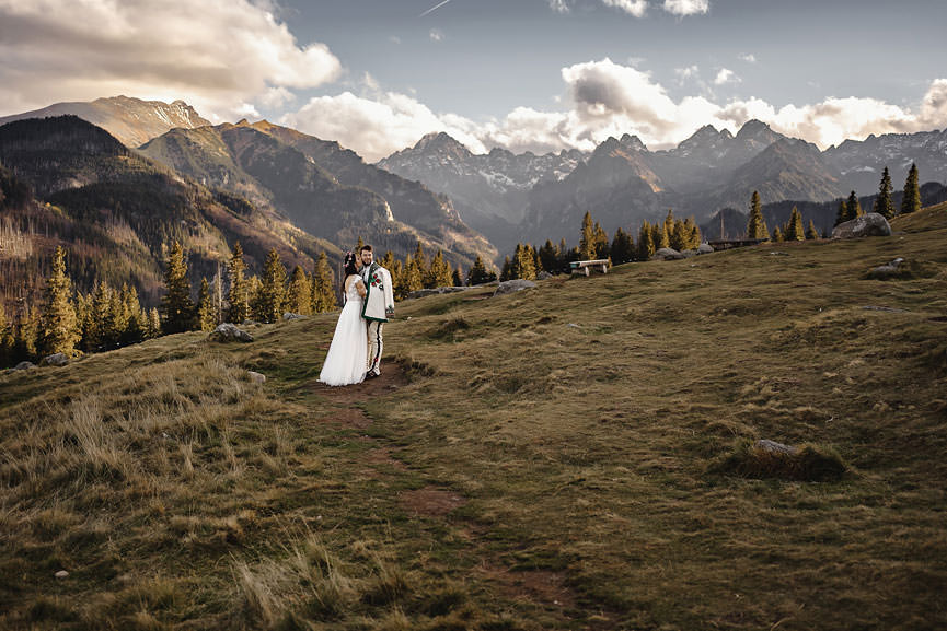 Sesja ślubna Zakopane, Tatry - zdjęcie pary młodej wykonującej sesję zdjęciową na tle górskiego krajobrazu - 093